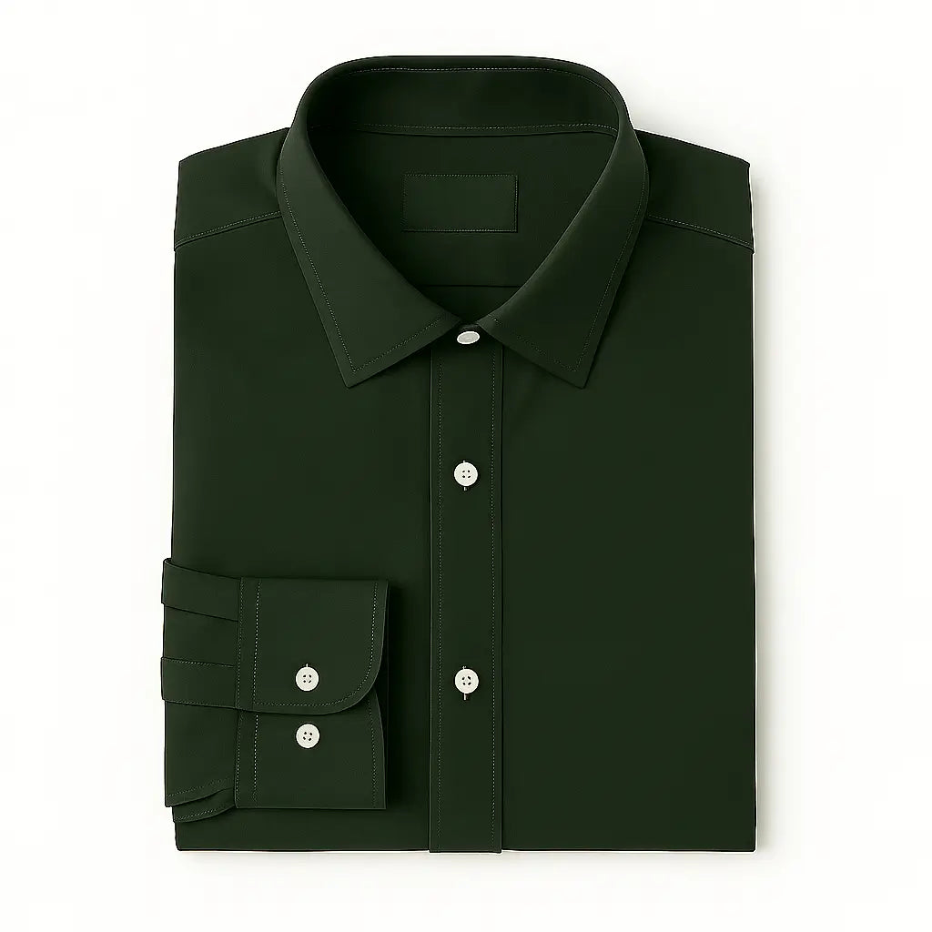 Camisa masculina Oxford verde militar manga longa, com gola colarinho, bolso no peito e botões frontais brancos, estilo casual e elegante.