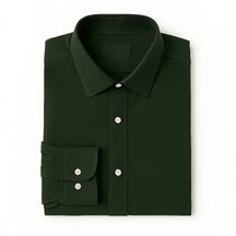 Camisa masculina Oxford verde militar manga longa, com gola colarinho, bolso no peito e botões frontais brancos, estilo casual e elegante.