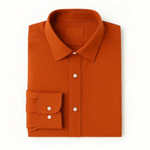 Camisa masculina Oxford laranja manga longa, com gola colarinho, bolso no peito e botões frontais brancos, estilo casual e elegante.