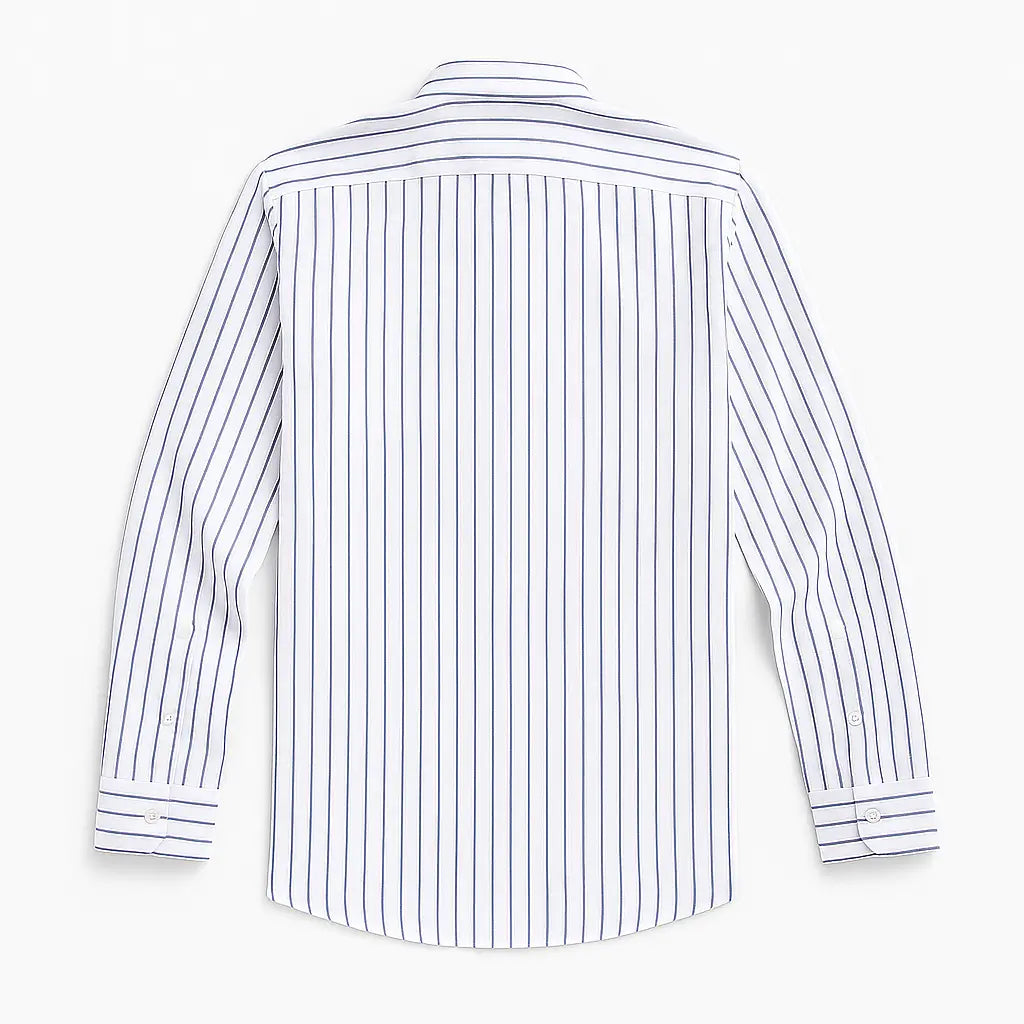 Camisa masculina Oxford branca com listras azuis, manga longa, confeccionada em algodão, estilo casual e elegante.