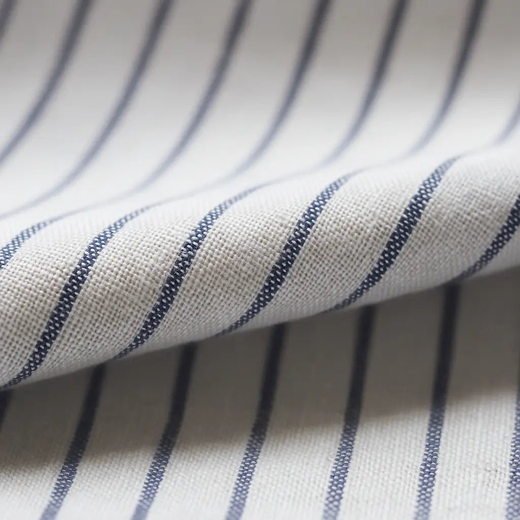 Camisa masculina Oxford branca com listras azuis, manga longa, confeccionada em algodão, estilo casual e elegante.