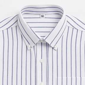 Camisa masculina Oxford branca com listras azuis, manga longa, confeccionada em algodão, estilo casual e elegante.
