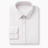 Camisa masculina Oxford branca com listras azuis, manga longa, confeccionada em algodão, estilo casual e elegante.
