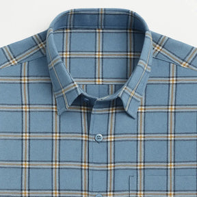 Camisa masculina Oxford xadrez azul em algodão, manga longa, com detalhes bege e branco e acabamento sofisticado.