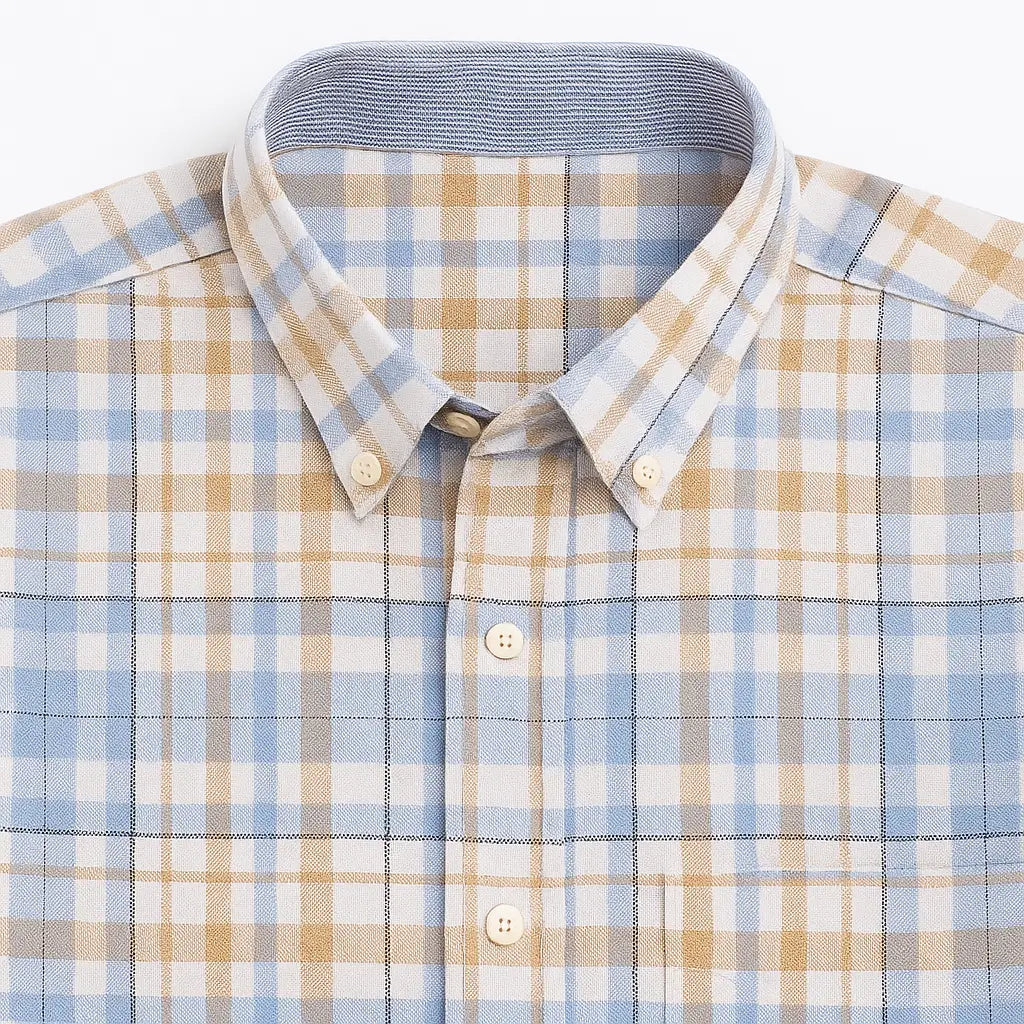 Camisa masculina Oxford xadrez azul, branco e amarelo, manga longa, dobrada, vista superior.