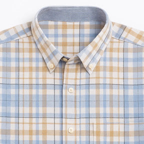 Camisa masculina Oxford xadrez azul, branco e amarelo, manga longa, dobrada, vista superior.