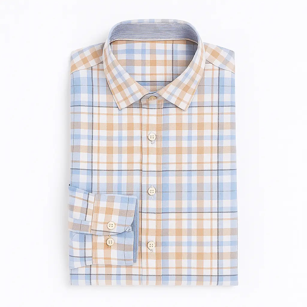 Camisa masculina Oxford xadrez azul, branco e amarelo, manga longa, dobrada, vista superior.