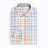 Camisa masculina Oxford xadrez azul, branco e amarelo, manga longa, dobrada, vista superior.