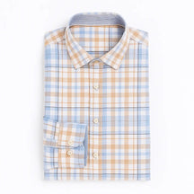 Camisa masculina Oxford xadrez azul, branco e amarelo, manga longa, dobrada, vista superior.