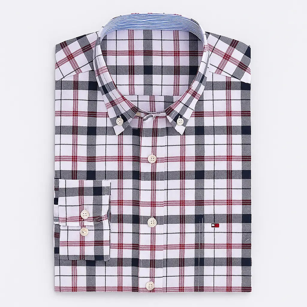 Camisa masculina Oxford xadrez vermelho, branco e preto
, manga longa, dobrada, vista superior.