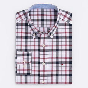 Camisa masculina Oxford xadrez vermelho, branco e preto
, manga longa, dobrada, vista superior.