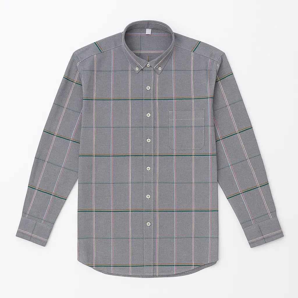 Camisa masculina Oxford cinza xadrez com listras coloridas, manga longa, dobrada, vista superior.