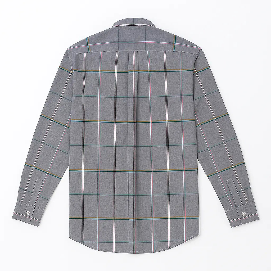Camisa masculina Oxford cinza xadrez com listras coloridas, manga longa, dobrada, vista superior.
