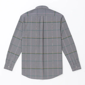Camisa masculina Oxford cinza xadrez com listras coloridas, manga longa, dobrada, vista superior.