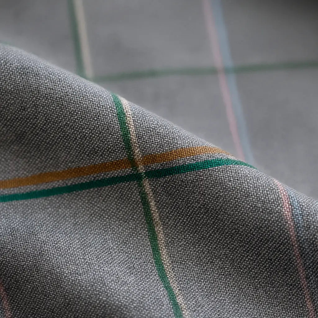 Camisa masculina Oxford cinza xadrez com listras coloridas, manga longa, dobrada, vista superior.