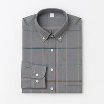 Camisa masculina Oxford cinza xadrez com listras coloridas, manga longa, dobrada, vista superior.