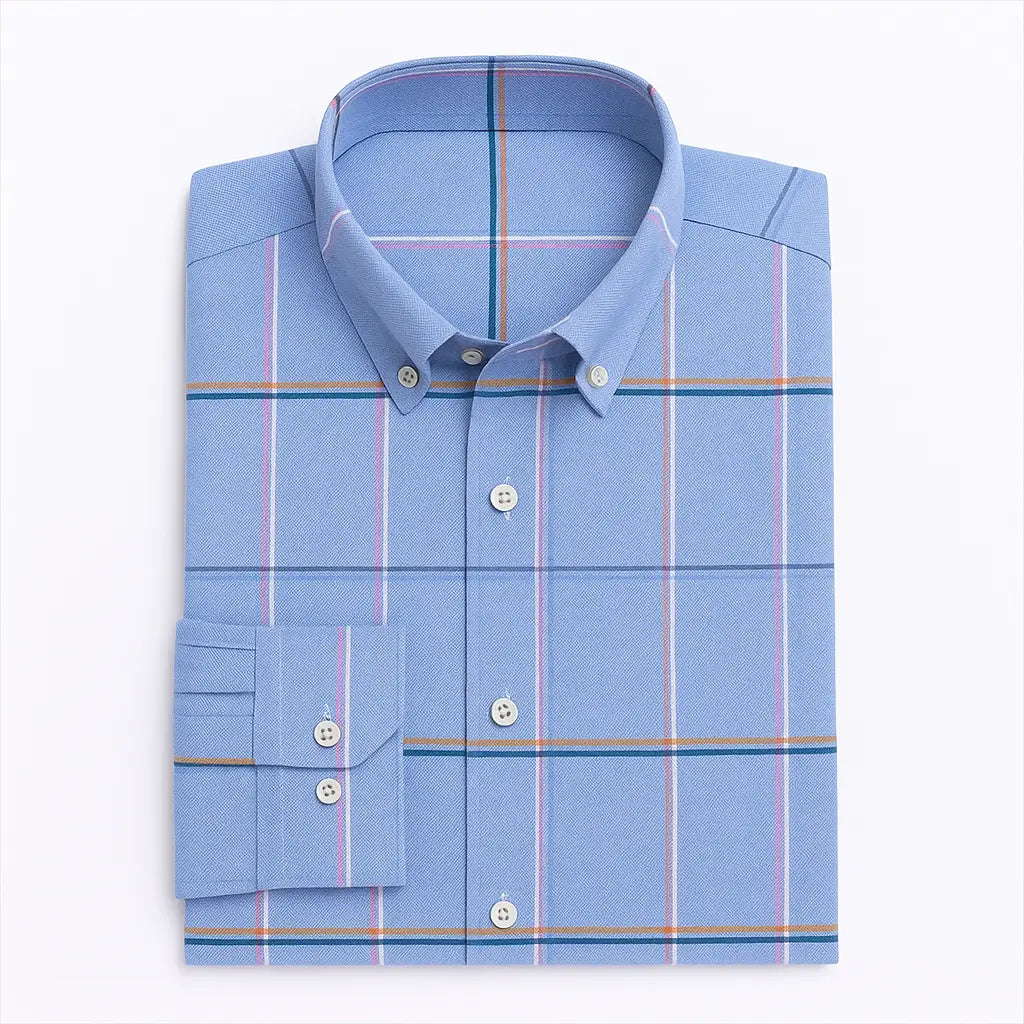 Camisa masculina Oxford cinza xadrez com listras coloridas, manga longa, dobrada, vista superior.