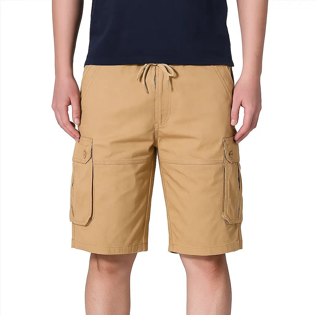 Homem usando bermuda cargo masculina caqui em algodão, bolsos laterais grandes, estilo militar casual.