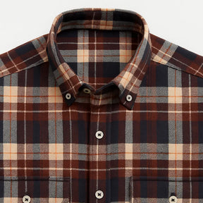 Camisa masculina flanelada xadrez  manga longa, 100% algodão, bolso frontal e gola com botão, estilo casual elegante.