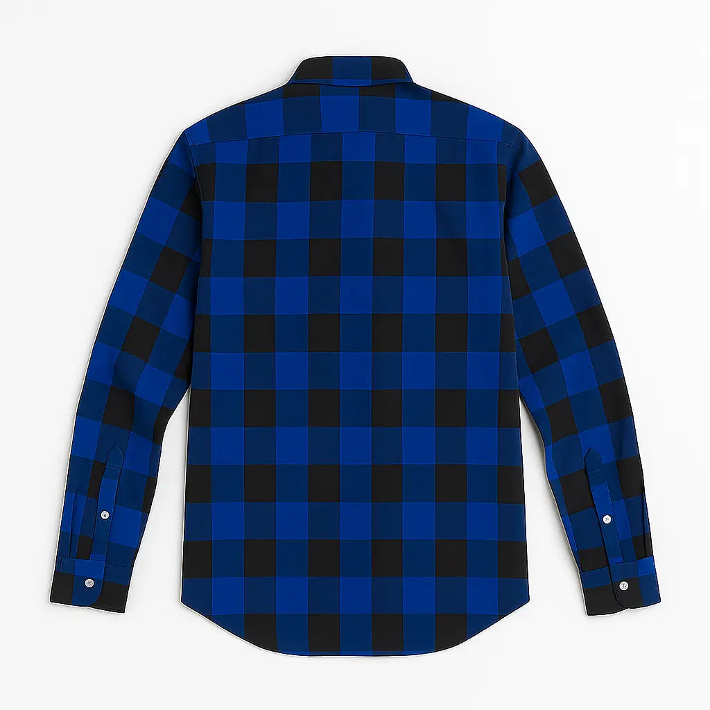 Camisa masculina flanelada xadrez azul intenso e preto, manga longa, 100% algodão, bolso frontal e gola com botão.