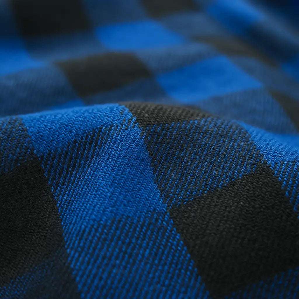 Camisa masculina flanelada xadrez azul intenso e preto, manga longa, 100% algodão, bolso frontal e gola com botão.