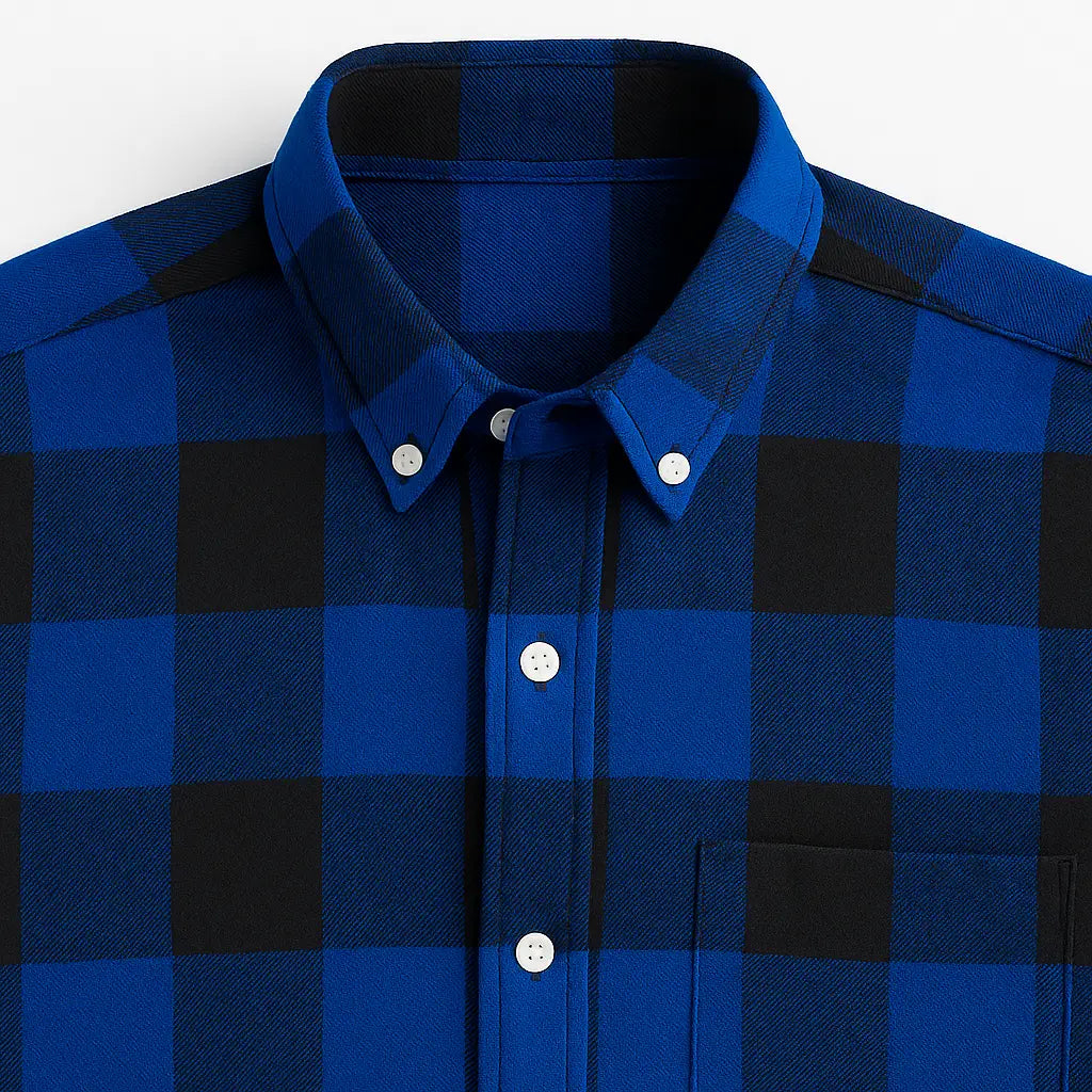 Camisa masculina flanelada xadrez azul intenso e preto, manga longa, 100% algodão, bolso frontal e gola com botão.