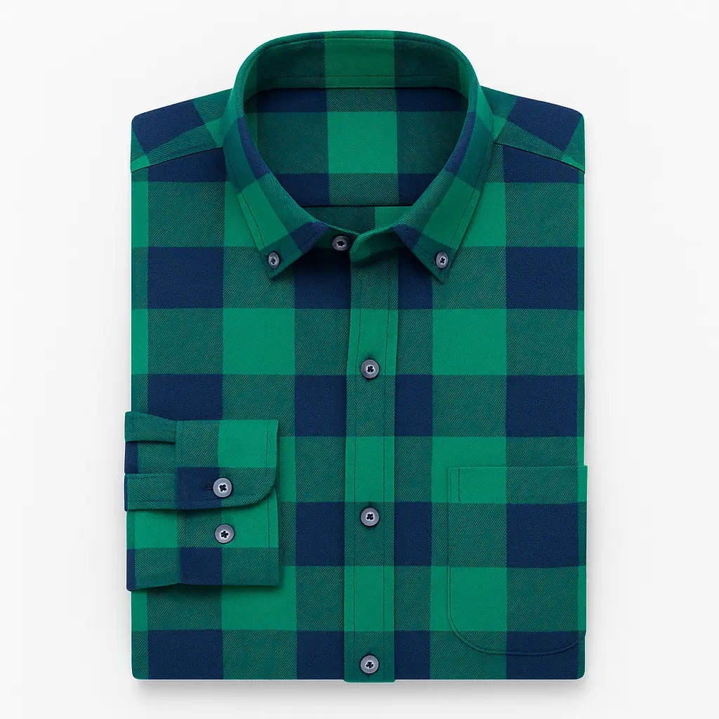 Camisa masculina flanelada xadrez azul intenso e preto, manga longa, 100% algodão, bolso frontal e gola com botão.
