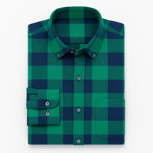 Camisa masculina flanelada xadrez azul intenso e preto, manga longa, 100% algodão, bolso frontal e gola com botão.