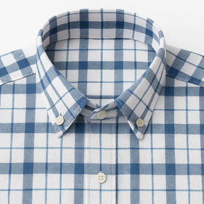 Camisa masculina Oxford xadrez azul e branco em algodão, manga longa, com gola clássica e acabamento sofisticado