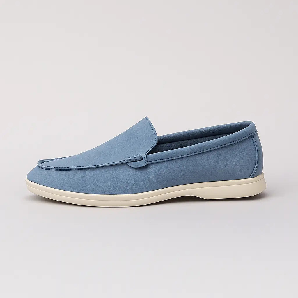 Loafer masculino Oxford Blue em couro respirável, estilo britânico, fundo neutro.