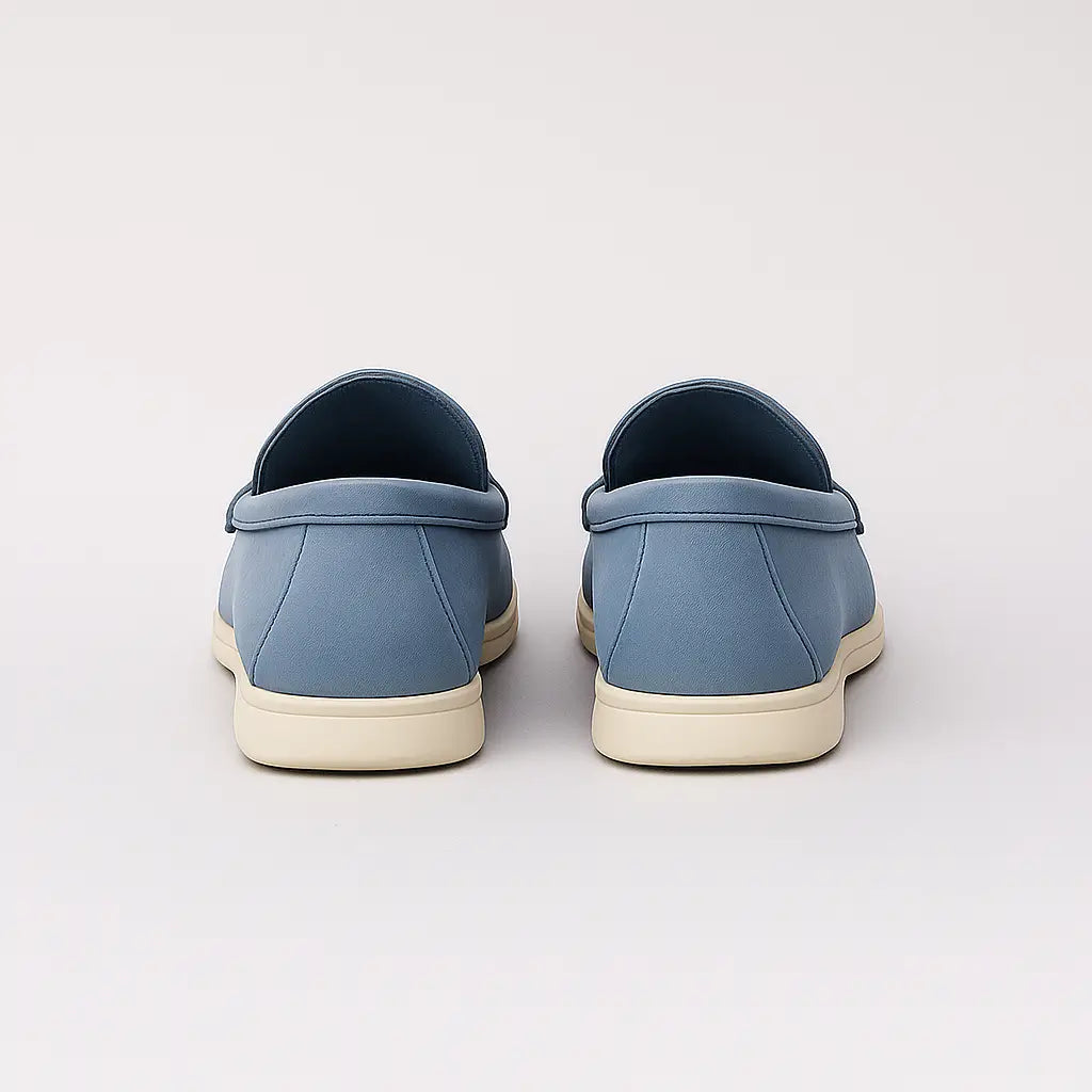 Loafer masculino Oxford Blue em couro respirável, estilo britânico, fundo neutro.