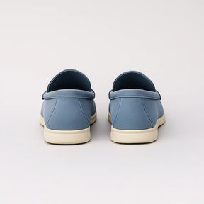 Loafer masculino Oxford Blue em couro respirável, estilo britânico, fundo neutro.