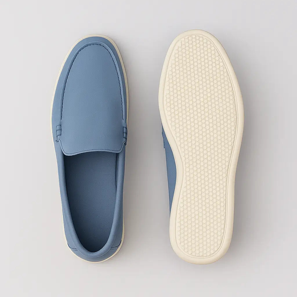 Loafer masculino Oxford Blue em couro respirável, estilo britânico, fundo neutro.