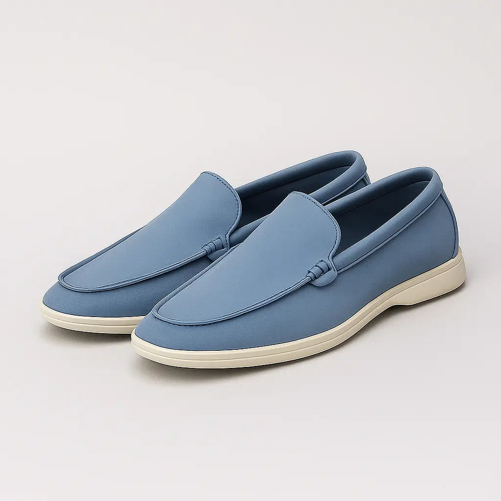 Loafer masculino Oxford Blue em couro respirável, estilo britânico, fundo neutro.