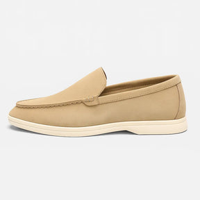 Loafer masculino Oxford  em couro respirável, estilo britânico, fundo neutro.