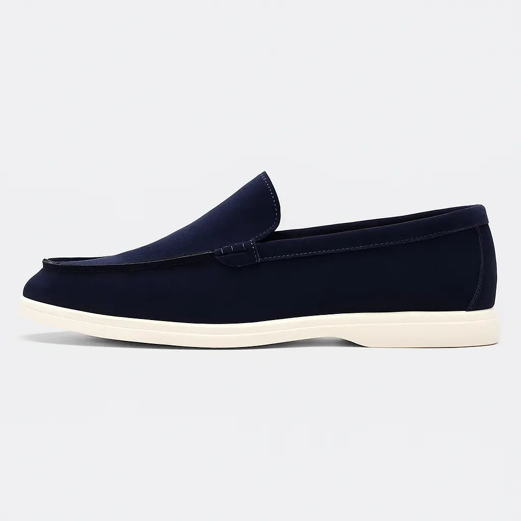 Loafer masculino Oxford  em couro respirável, estilo britânico, fundo neutro.