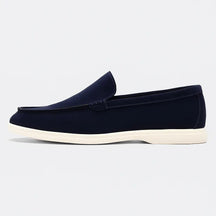 Loafer masculino Oxford  em couro respirável, estilo britânico, fundo neutro.