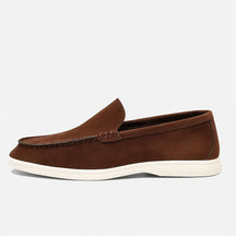 Loafer masculino Oxford  em couro respirável, estilo britânico, fundo neutro.