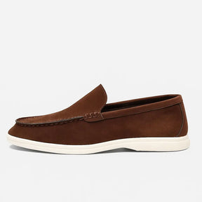 Loafer masculino Oxford  em couro respirável, estilo britânico, fundo neutro.