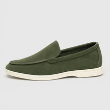 Loafer masculino Oxford  em couro respirável, estilo britânico, fundo neutro.