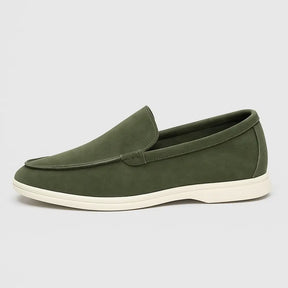 Loafer masculino Oxford  em couro respirável, estilo britânico, fundo neutro.