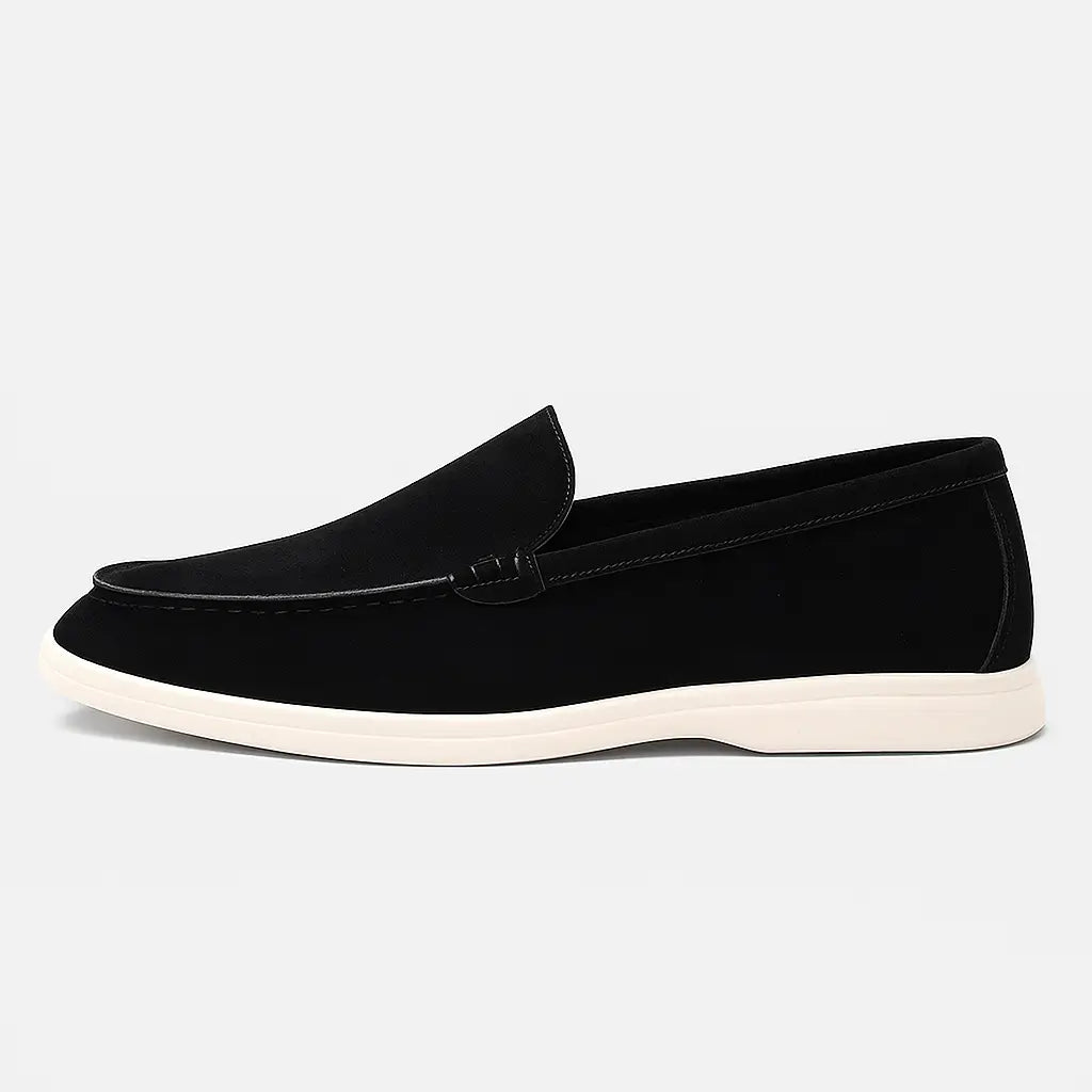 Loafer masculino Oxford  em couro respirável, estilo britânico, fundo neutro.