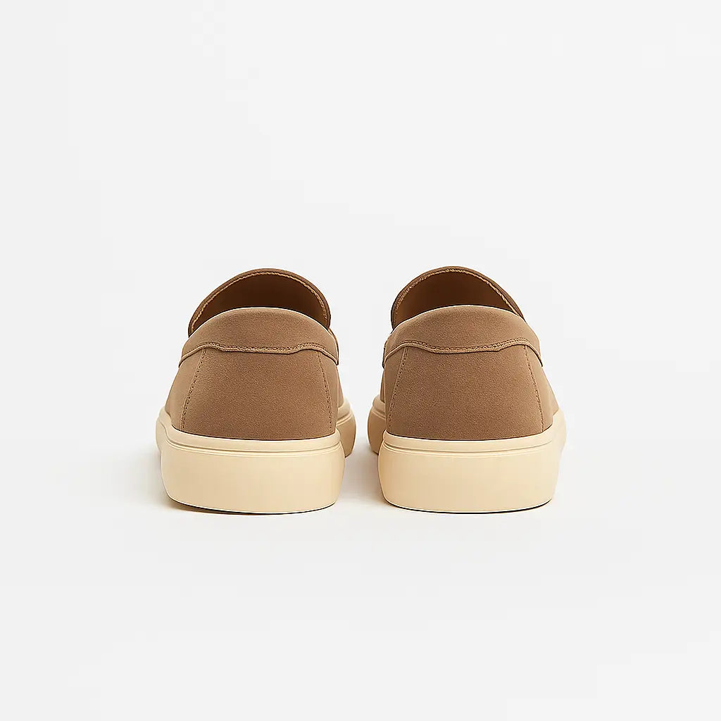 Loafer masculino Siena Suede em camurça bege legítima, detalhe de aba decorativa.