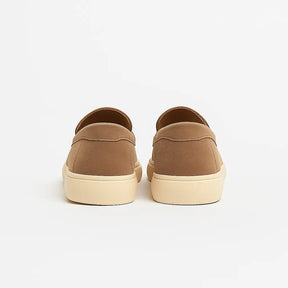 Loafer masculino Siena Suede em camurça bege legítima, detalhe de aba decorativa.