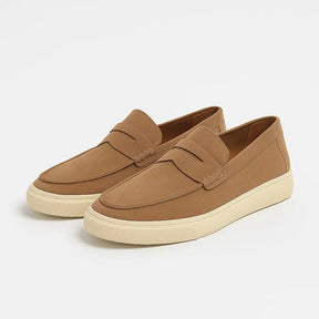 Loafer masculino Siena Suede em camurça bege legítima, detalhe de aba decorativa.