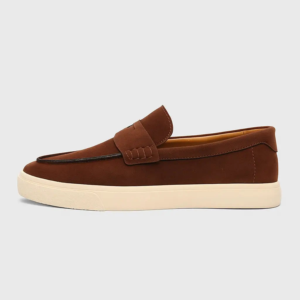 Loafer masculino Siena Suede em camurça bege legítima, detalhe de aba decorativa.