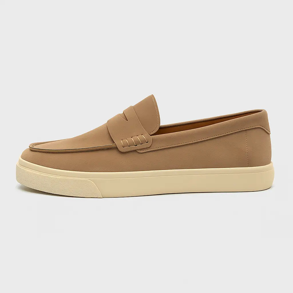 Loafer masculino Siena Suede em camurça bege legítima, detalhe de aba decorativa.