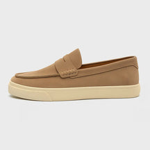 Loafer masculino Siena Suede em camurça bege legítima, detalhe de aba decorativa.