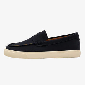 Loafer masculino Siena Suede em camurça bege legítima, detalhe de aba decorativa.