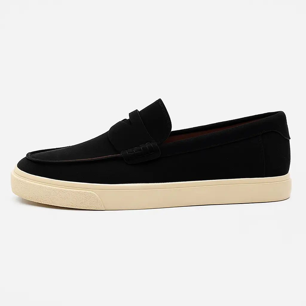 Loafer masculino Siena Suede em camurça bege legítima, detalhe de aba decorativa.